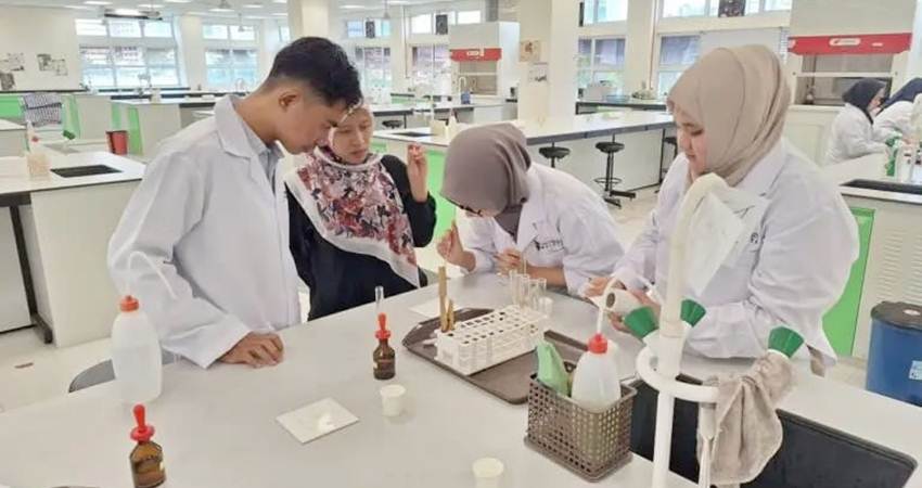 KKM Internasional, Mahasiswa UBM Ikuti Materi Anatomi dan Praktikum Gizi di Universita Malaya ( Foto : Humas)