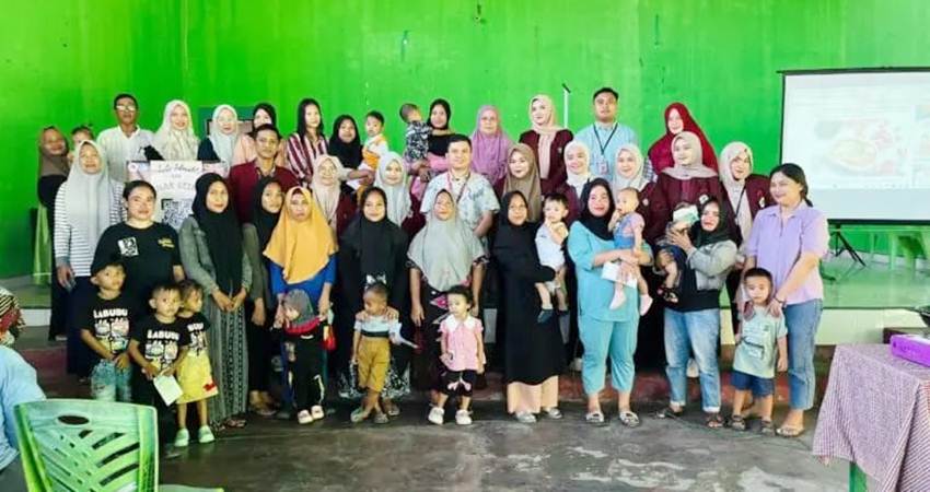 Mahasiswa KKN-PK bersama masyarakat Pentadio Barat, Kabupaten Gorontalo. (F. Istimewa)