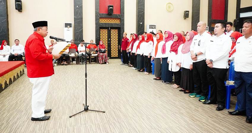 Wali Kota Gorontalo, Adhan Dambea ketika mengukuhkan pengurus Koperasi Merah Putih se-Kota Gorontalo, Rabu (13/8/2025). (Foto: Prokopim)