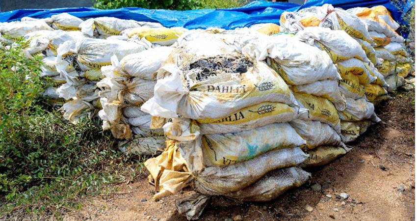 Tumpukan material batu hitam yang merupakan barang bukti rampasan kejahatan pertambangan, ditaksir oleh tim penilai dari KPKNL Gorontalo. (foto : dok/kpknl)