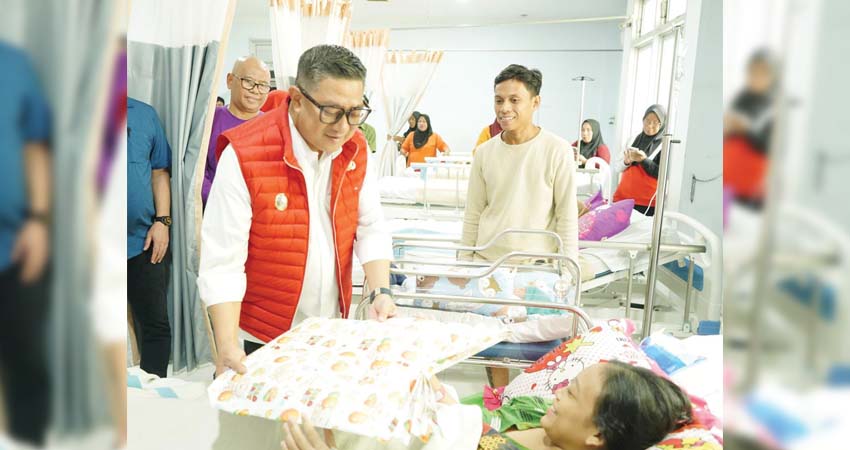 Wakil Wali Kota Gorontalo, Indra Gobel ketika melihat bayi yang lahir di hari kemerdekaan, Senin (18/8/2025). (Foto: Prokopim)