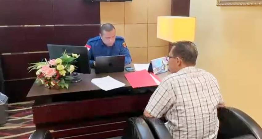 Tim Seksi Intelejen Kejari Boalemo saat melakukan penggeledahan salah satu hotel yang diduga terkait Perjaldin Fiktif DPRD Boalemo. (Foto: Istimewa).