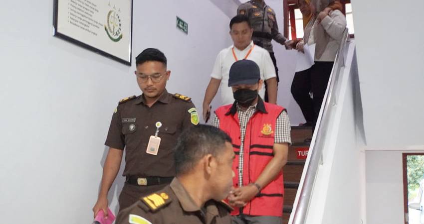 Tersangka kasus kredit Kupedes Tolangohula, usai menjalani pemeriksaan di Kejaksaan Negeri Kabupaten Gorontalo.