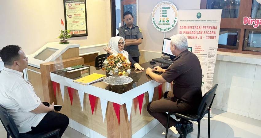 Pihak BRI Gorontalo saat melakukan pendaftaran perkara gugatan sederhana, di Kejari Kota Gorontalo. (F. Istimewa)