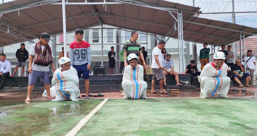 Para Napi di Lapas KelasIIb Pohuwato saat mengikuti lomba lari karung untuk memeriahkan HUT Kemerdekaan RI ke 80.