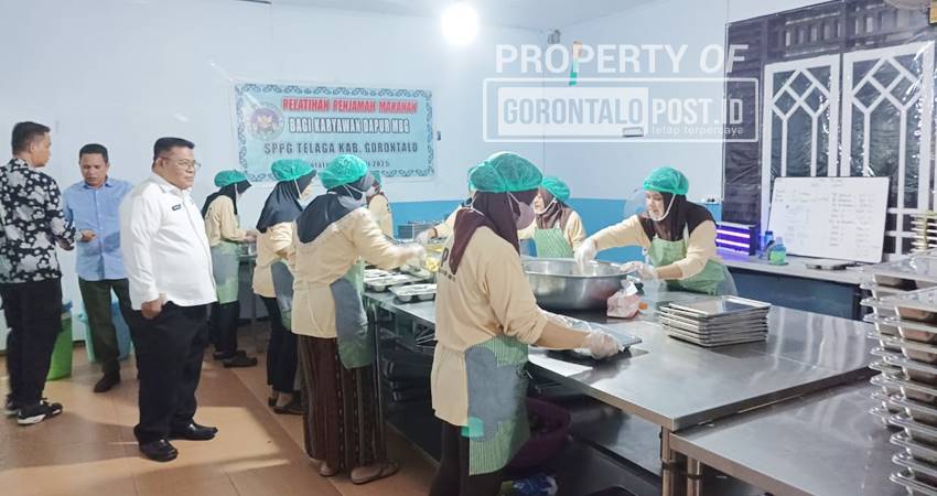 Sekretaris Daerah (Sekda) Kabupaten Gorontalo, Sugondo Makmur, saat melakukan sidak di dapur MBG Yayasan Rumah Nurul Ilmi Kecamatan Telaga, Rabu (6/8). (F:Deice/Gorontalo Post)