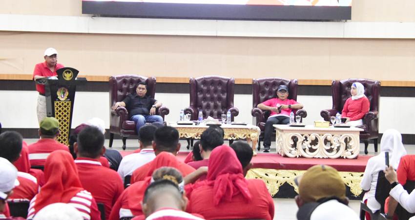 Wali Kota Gorontalo, Adhan Dambea ketika memberikan arahan pada kegiatan pembekalan Satgas narkoba dan Miras, Ahad (3/8/2025). (Foto: Prokopim)