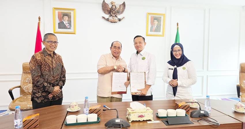 Penandatanganan MoU antara Wali Kota Gorontalo, Adhan Dambea dan salah satu pejabat Kemenag RI, terkait pembuatan Al-Quran dengan terjemahan Bahasa Gorontalo, Selasa (19/8/2025).