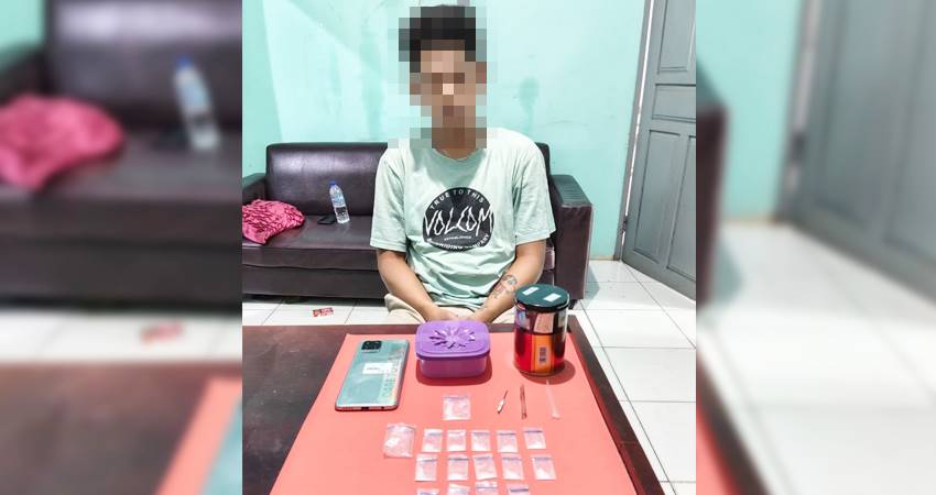 Terduga pelaku SH alias Yadi, diamankan beserta barang bukti berupa 20 paket kip yang diduga narkoba jenis sabu.