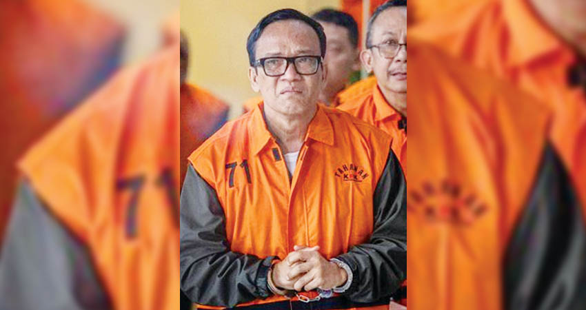 Wamenaker Immanuel ebenezer berjalan menuju ruang konferensi pers usai terjaring oTT KPK di gedung Merah Putih KPK, Jakarta, Jumat (22/8/2025).