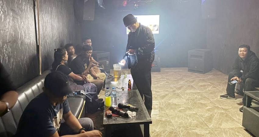 Kapolsek Tapa, Iptu Ismet Ishak memimpin langsung jalannya operasi di sejumlah tempat hiburan malam yang ada di wilayah hukum Polsek Tapa.
