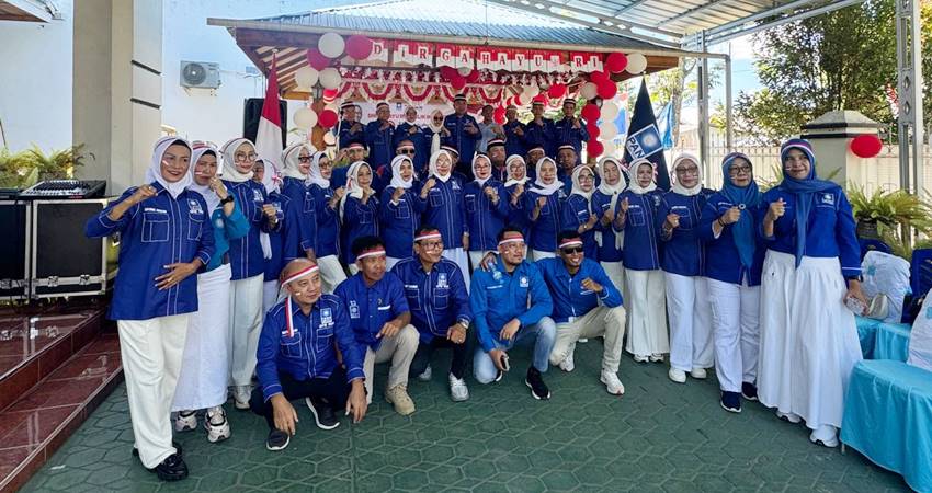 PAN SEMANGAT : Ketua DPW PAN Gorontalo Anas Jusuf, Sekretaris Wilayah PAN Gorontalo Femmy Udoki, bersama seluruh pengurus dan simpatisan PAN Gorontalo foto bersama usai upacara HUT ke 80 RI yang berlangsung di sekretariat PAN Gorontalo, Ahad (17/8). (foto : dok / dpw pan gorontalo)