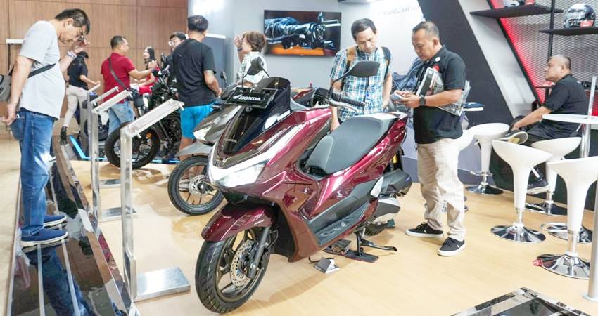 Pengunjung antusias melihat dan sepeda motor Honda yang ditampilkan pada ajang Gaikindo Indonesia International Auto Show (GIIAS) 2025. (foto : dok /daw)