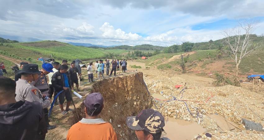 BONGKAR - Aparat kepolisian gabungan Polres Boalemo dan Polsek Paguyaman yang dipimpin langsung Kabab Ops AKP Ondang Djakaria memerintahkan agar para penambang illegal membongkar peralatan PETI di lokasi HGU milik PT PG Goorntalo yang sudah rusak parah, Senin (11/8/2025). (Foto: Istimewa).