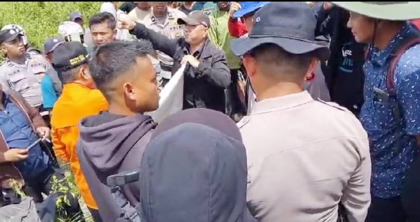 Manager Public Relation PT PG Marthen Tutu'alo  (Kemeja Biru pakai Topi) melihat PETA  yang tidak memiliki legalitas jelas   ditunjukkan pihak APRI yang mengklaim lahan HGU  milik mereka yang sejatinya milik pabrik gula