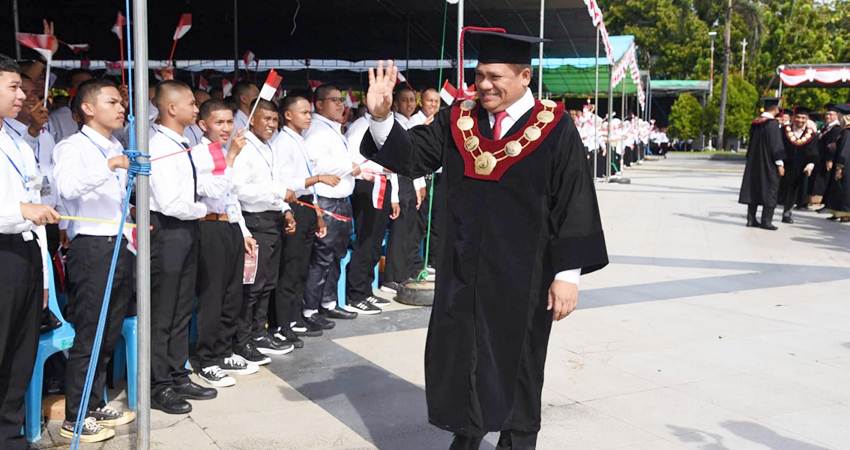 Rektor UNG, Eduart Wolok, saat menghampiri mahasiswa baru, Senin (11/8/2025). (F. Humas UNG)