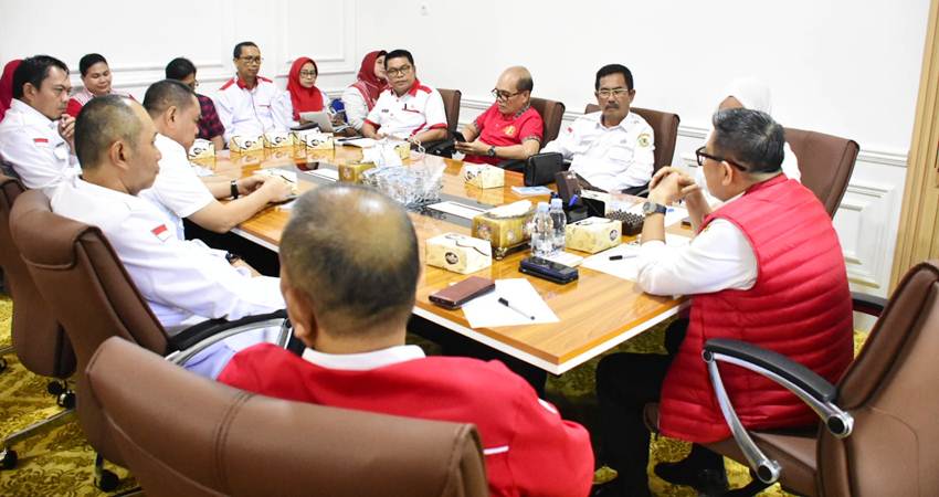 Suasana Rakor yang dipimpin Wakil Wali Kota Gorontalo, Indra Gobel terkait pengusaha asal Malaysia yang bakal berinvestasi di bidang kesehatan, Rabu (20/8/2025). (Foto: Prokopim)