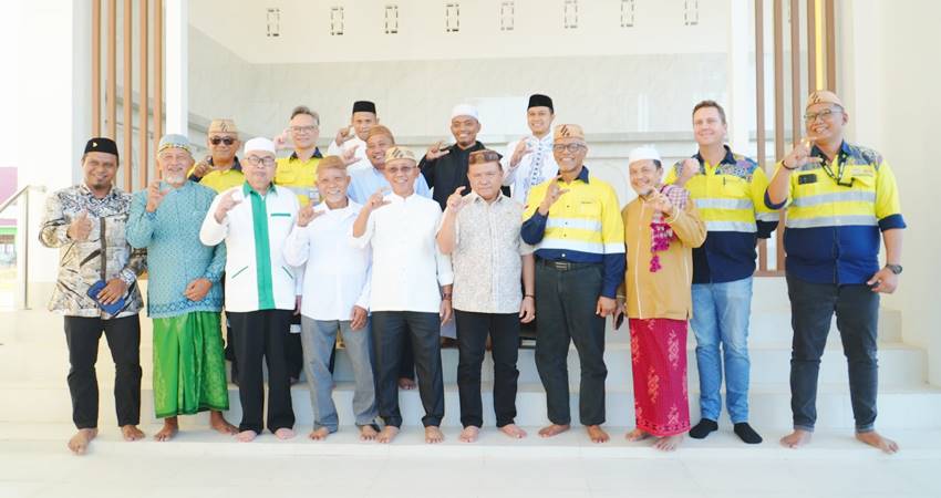 Wakil Bupati Pohuwato, Iwan S Adam, Ketua DPRD Pohuwato, serta anggota DPRD Provinsi Gorontalo, dan pimpinan Pani Gold Project Boyke Abidin, oto bersama dengan jajaran takmirul Masjid Agung Pohuwato saat peresmian renivasi fasilitas masjid, Sabtu (16/5). (foto : istimewa)