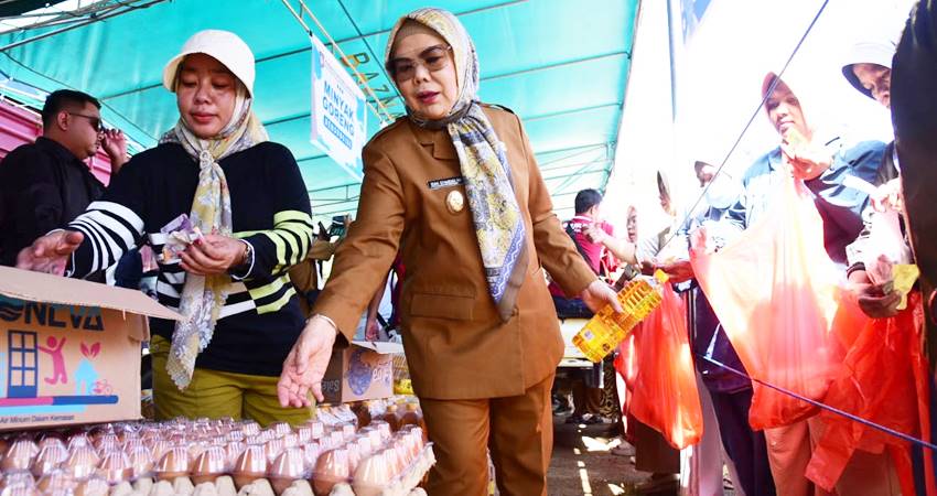 Wakil Gubernur Gorontalo Idah Syahidah Rusli Habibie turut melayani masyarakat pembeli di pasar murah bersubsidi yang digelar Pemprov Gorontalo di Kwandang, Gorontalo Utara, Selasa (19/8). (Foto – Nova/ Diskominfotik).