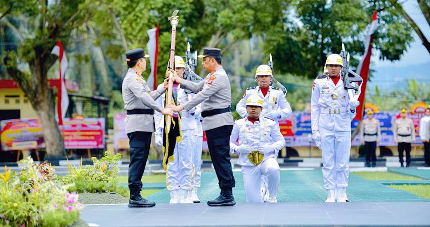 Kapolda Gorontalo yang baru, Irjen Pol. Drs. Widodo,S.H,M.Si, menerima secara resmi Pataka Mo’odelo Ayuwa dari Kapolda lama, Irjen Pol. Drs. Raden Eko Wahyu Prasetyo,S.H.