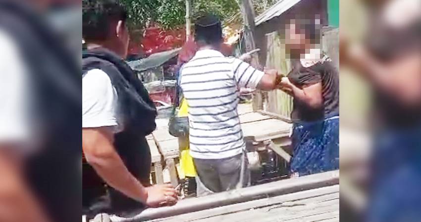 Sejumlah warga yang sudah mengerumuni Luthfi pengemis Sultan dan nyaris diamuk usai santap makanan tapi tidak membayar