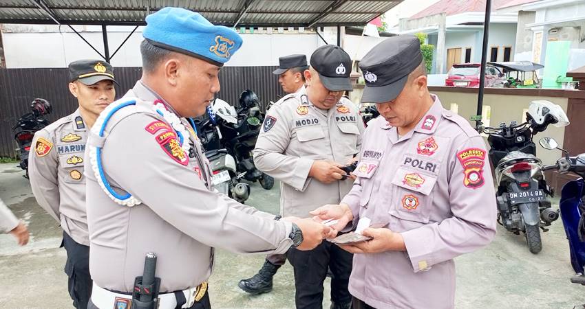 Personel Polsek Dungingi, diperiksa oleh pihak anggota Provos, baik itu sikap tampang, administrasi maupun penggunaan aplikasi Judol.