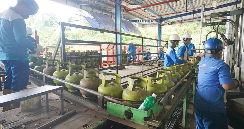 SAMBUT HUT RI - Pertamina Patra Niaga Sulawesi memastikan distribusi LPG dalam momentum perayaan HUT ke 80 RI tetap lancar dan terjamin. (foto : dok / pertamina)