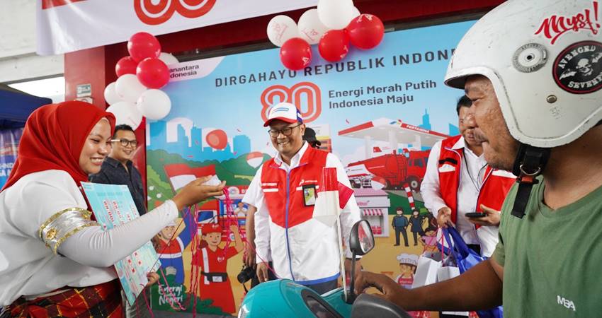 Petugas SPBU mengenakan pakaian adat melayani pelanggan saat Hari Kemerdekaan, Ahad (17/8). (foto : dok / pertamina)