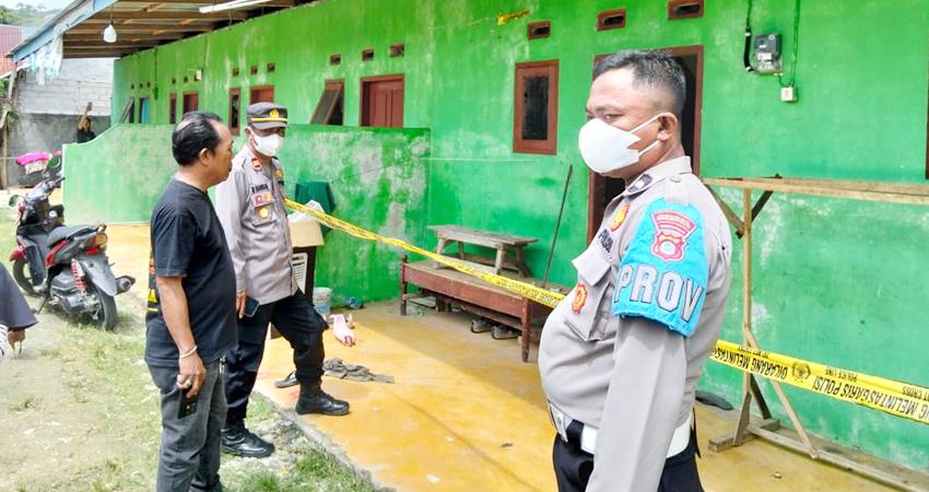 Polisi memberikan garis police line pada sekitar kamar kost ditemukannya mayat.