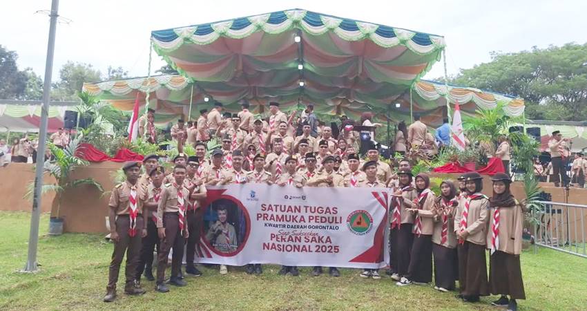 MENUJU PERAN SAKA - Tim Satgas Pramuka Peduli Gorontalo dibawah komando langsung Ketua Satgas Pramuka Peduli, Meyke Camaru saat mengikuti Apel Hari Pramuka di Buper Bongohulawa, Kamis (21/8). (foto : istimewa)
