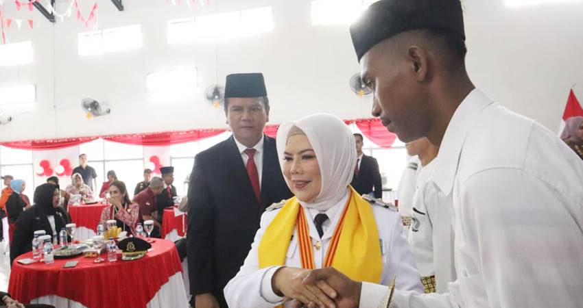 Penyerahan remisi kepada warga binaan di Lapas Kelas IIA Gorontalo oleh Wagub Gorontalo Idah Syahidah Rusli Habibie