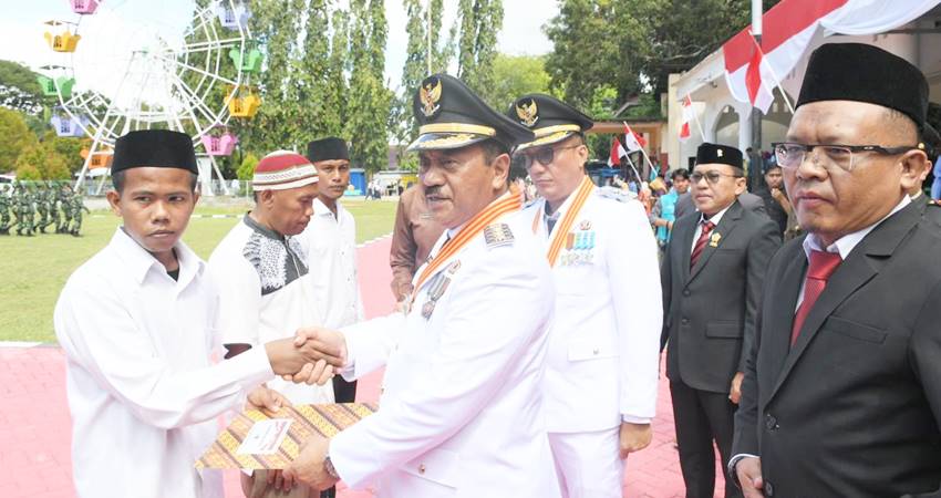 Penyerahan remisi kepada warga binaan di Lapas Kelas IIB Boalemo oleh Bupati Boalemo Rum Pagau