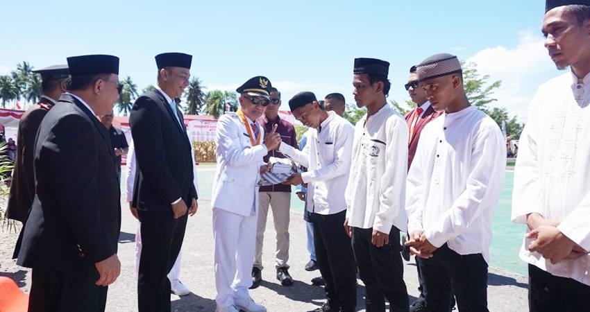 Penyerahan remisi untuk Napi di Lapas Pekanbaru oleh Bupati Syaiful A Mbuinga saat momen HUT Kemerdekaan RI ke 80 Minggu (17/8/2025). Foto: Humas Lapas Pohuwato