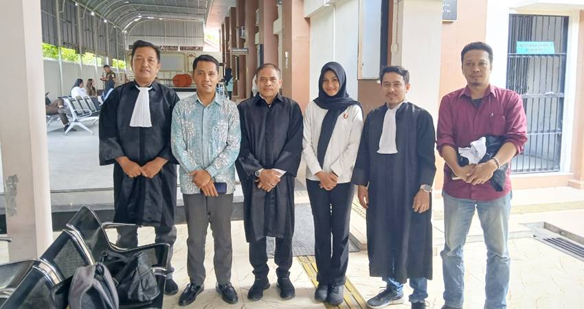 Penasehat hukum terdakwa Husen Hasni, saat memberikan keterangan usai pelaksanaan sidang di Pengadilan Negeri (PN) Gorontalo.