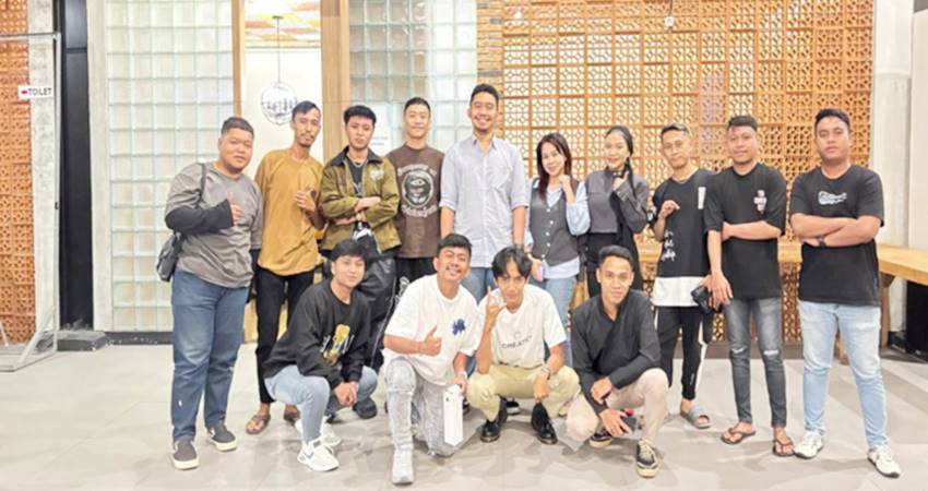 Foto bersama tim Mahar Pustaka Nusantara, LMK WAMI, dan pencipta lagu lokal Gorontalo, di Domestique Café, Gorontalo, Jum’at (01/08/2025).