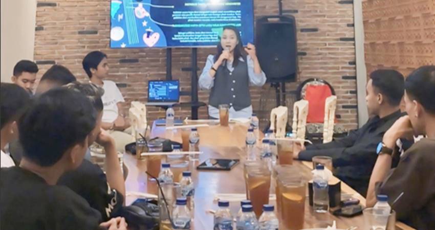 Dessy Alia, selaku tim Mahar Pustaka Nusantara dalam penyampaian materi pada Jumat (1/8). (foto : istimewa)