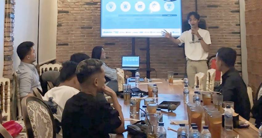 Muhammad Alfin Nur Hisyam, selaku tim Aggregator Creates, dalam penyampaian materi pada Jum’at (01/08/2025)