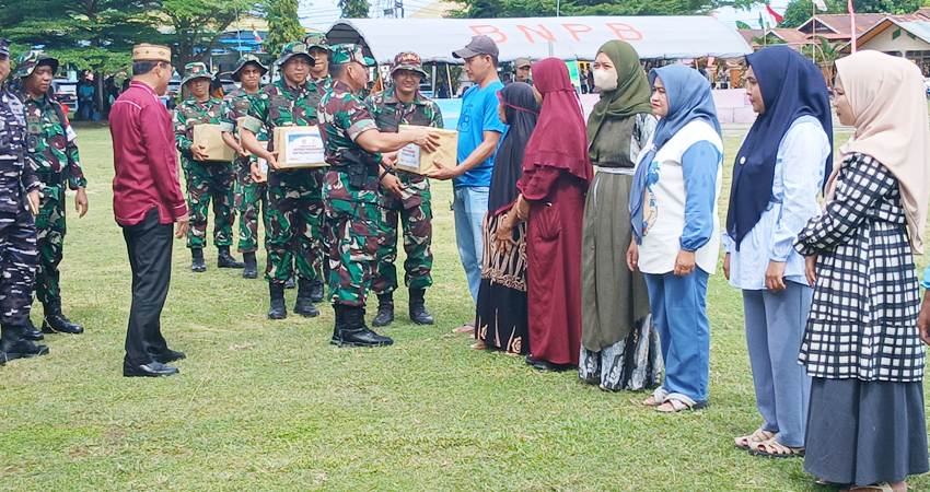 Pelaksanaan TMMD ke 125 di Desa Molutabu yang ditutup dengan upacara, berlangsung di lapangan Molatabu, Kabila Bone, Bone Bolango, Kamis (22/8). (foto Caisar/Gorontalo Pos)
