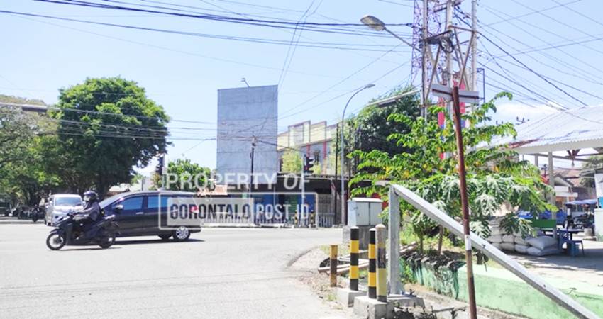 Tiang Traffic Light di simpang empat Mall Gorontalo dalam kondisi roboh dalam beberapa pekan terakhir namun hingga kini belum ada Tindakan perbaikan Kembali oleh Instansi terkait. (Foto: Roy/Gorontalo Post).