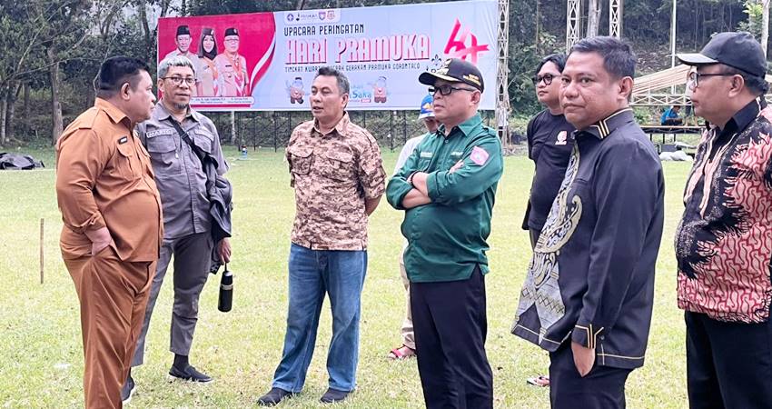 TINJAU. Bupati Gorontalo Sofyan Puhi, Sekda Sugondo Makmur dan Ketua kwarcab Kabupaten Gorontalo Roman Nasaru saat meninjau langsung Buper Bongohulawa