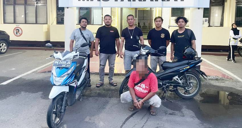 Tersangka Curanmor diamankan polisi usai aksi pencurian motor yang dilakukannya terekam kamera CCTV.