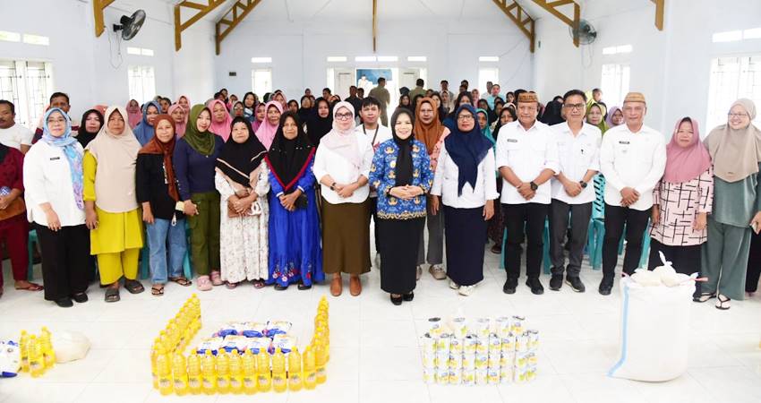 Wakil Gubernur Gorontalo Idah Syahidah Rusli Habibie bersama Anggota DPRD Provinsi Gorontalo, Femy Udoki dan masyarakat pelaku UMKM penerima bantuan, di Kecamatan Kabila Bone, Bone Bolango, Rabu (27/8). (Foto – Nova Diskominfotik)