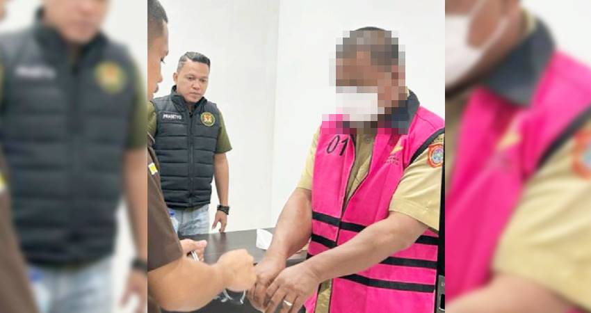 Terdakwa saat akan diborgol oleh pengawal tahanan Kejari Gorut usai sidang.