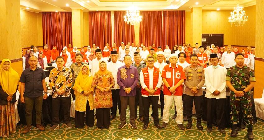 Foto bersama antara Wakil Wali Kota Gorontalo, Indra Gobel dengan tim validasi terjemahan Al-Qur'an dalam Bahasa Gorontalo. (Foto: Prokopim)