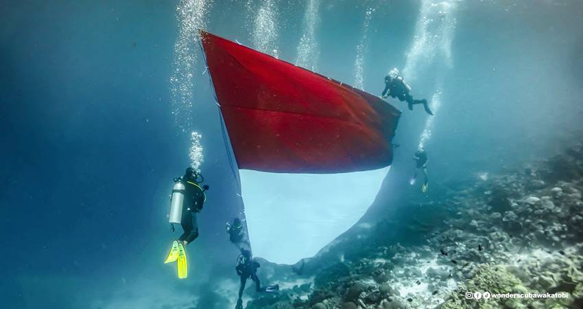 SEMANGAT MERDEKA - Pembentangan Merah Putih di laut Wakatobi yang diselenggarakan Pertamina Patra Niaga Sulawesi dalam rangkaian menyemarakkan HUT ke 80 RI. (foto : dok / pertamina patra niaga sulawesi)