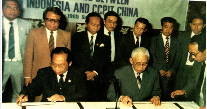 Penandatangan kerja sama antara Kadin Indonesia dan CCPIT di Singapura, 7 Mei 1985--