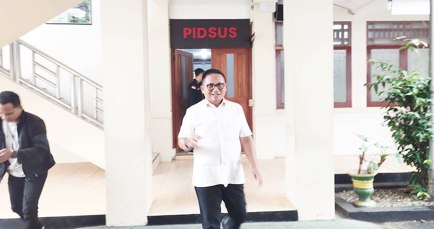 Marten keluar ruang Pidsus Kejati Gorontalo usai menjalani pemeriksaan kasus dugaan Perjaldin Fiktif Pemkot Gorontalo Selasa (5/8). Foto: Natha/Gorontalo Post)