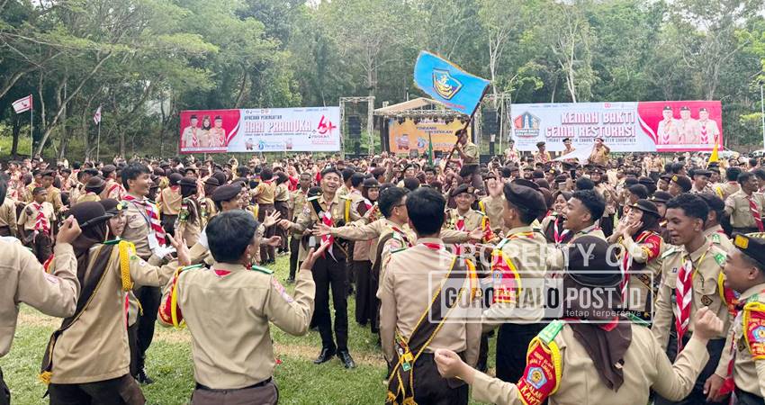 RIANG GEMBIRA - Anggota Pramuka riang gembira mengikuti Apel Hari Pramuka dan Perkemahan Bakti Restorasi dalam menyambut Peran Saka Nasional 2025, di Bumi Perkemahan Bongohulawa, Limboto, Kamis (21/8). (foto : Jitro Paputungan Gorontalo Post)