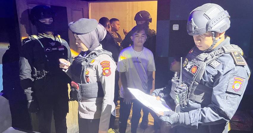 Petugas kepolisian Samapta Polda Gorontalo merazia salah satu tempat hiburan malam dengan sasaran prostitusi, narkoba hingga miras.