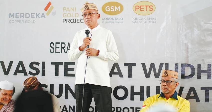 Wakil Bupati Pohuwato, Iwan S Adam, saat menyampaikan sambutan pada syukuran renovasi fasilitas masjid Agung Pohuwato ybng dilakukan Pani Gold Project, Sabtu (16/8). (foto : istimewa)